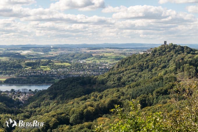 Im Siebengebirge Wandern auf dem Rheinsteig Drachenfels